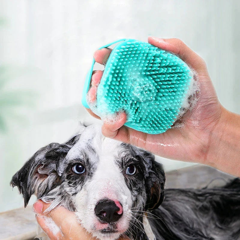 🛁 Brosse de Bain & Massage pour Animaux – Silicone Doux et Réservoir Intégré